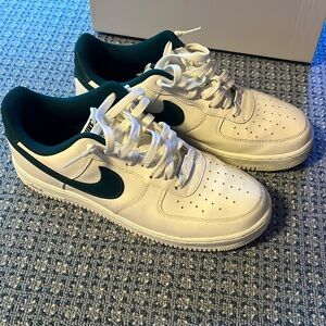 NIKE AIR FORCE 1 ‘07 - FORREST GREEN/CREAM